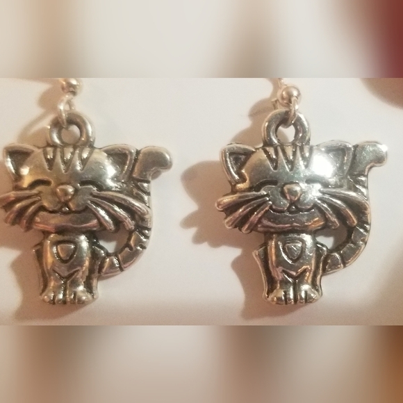 💐3 For $15💐SMILING Kitty dangling earrings - Picture 2 of 4